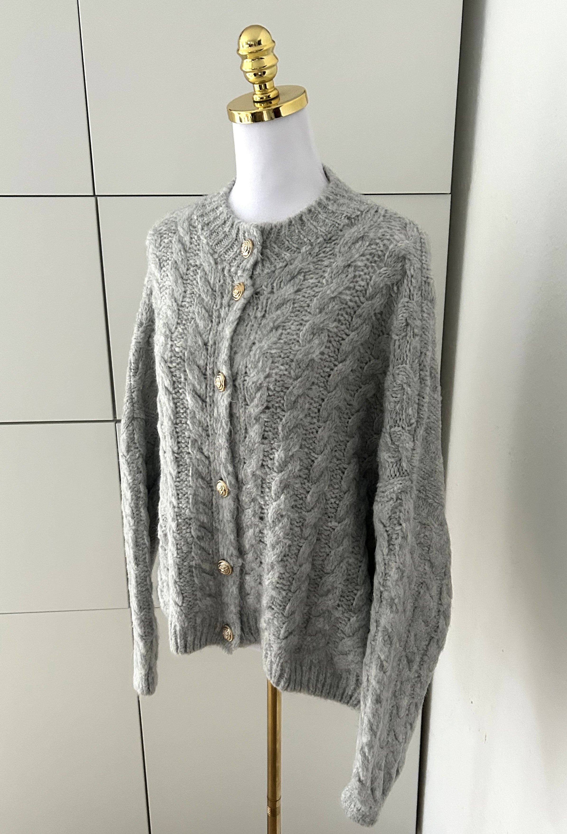 Cardigan Goldknopf Zopf Midi Grau